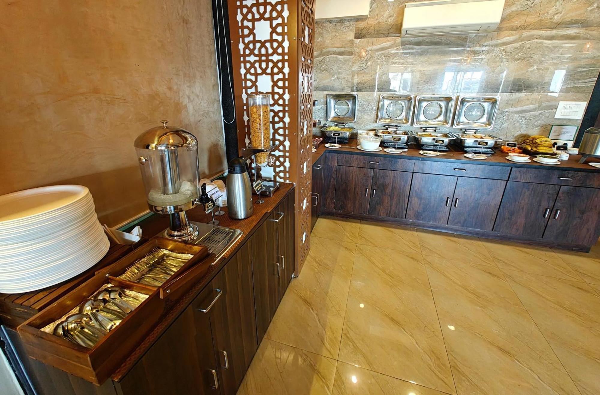 אודייפור Opulence Inn - 500 Meters From Railway Station מראה חיצוני תמונה